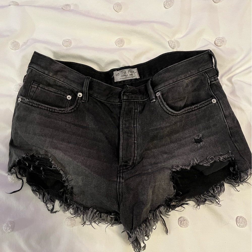 Free people loving hood vibrations jean shorts! size 31!